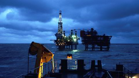 Oljeprisene faller noe tirsdag morgen. Arkivbilde av China National Offshore Oil Corporation's (CNOOC) oljerigger. Foto: CHINA DAILY/Scanpix