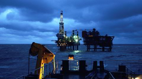 Oljeprisene faller noe tirsdag morgen. Arkivbilde av China National Offshore Oil Corporation's (CNOOC) oljerigger. Foto: CHINA DAILY/Scanpix
