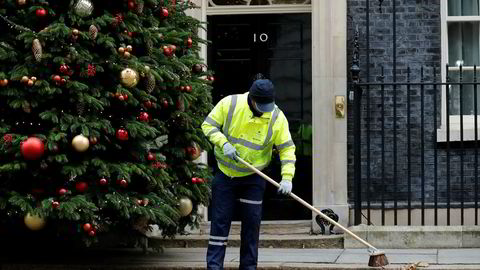 Adventstemning utenfor statsministerboligen i nummer 10 Downing Street i London mandag. Spørsmålet nå er om Theresa May overlever tirsdagens brexitavstemning og får feire jul her.