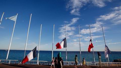 Flaggene vaiet på halv stang til minne om ofrene etter tragedien i Nice. Foto: Eric Gaillard/Reuters/NTB Scanpix