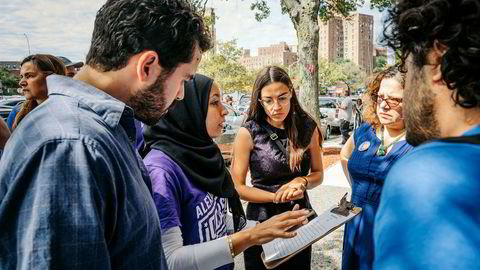 Alexandria Ocasio-Cortez (i midten) vil sannsynligvis få plass i Representantenes hus i Kongressen i Washington, D.C. etter høstens valg. Lørdag startet hun valgkampen hjemme i bydelen Bronx i New York, og våger å tro på seier også i Senatet.