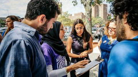 Alexandria Ocasio-Cortez (i midten) vil sannsynligvis få plass i Representantenes hus i Kongressen i Washington, D.C. etter høstens valg. Lørdag startet hun valgkampen hjemme i bydelen Bronx i New York, og våger å tro på seier også i Senatet.