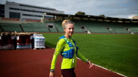 Therese Falk (42) løper gjerne 24-timersløp, og klarer å tolerere smerten: – Jeg sier ofte til meg selv at dersom det hadde vært lett, kunne alle klart det, sier Falk.