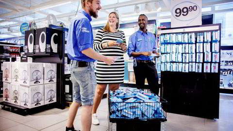 Butikkmedarbeiderne Nils Petter Tørnes (til venstre) og Abdimalik Hussein (til høyre) forteller at de tydelig merker den økte pågangen på nødladere. Her med nettmarkedsføringsansvarlig Ina Kristin Haugen. Foto: