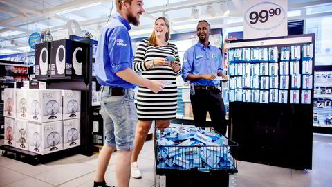Butikkmedarbeiderne Nils Petter Tørnes (til venstre) og Abdimalik Hussein (til høyre) forteller at de tydelig merker den økte pågangen på nødladere. Her med nettmarkedsføringsansvarlig Ina Kristin Haugen. Foto:
