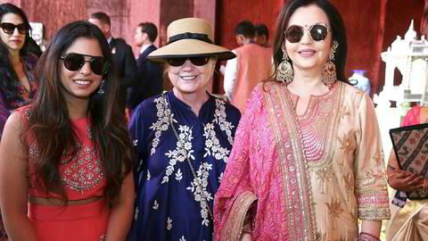 Tidligere utenriksminister Hillary Clinton er blant gjestene som er invitert til bryllupet når datteren til Asias rikeste mann gifter seg. Her sammen med Isha Ambani og hennes mor, Nita Ambani, under feiringen i helgen i Udaipur i Rajasthan.