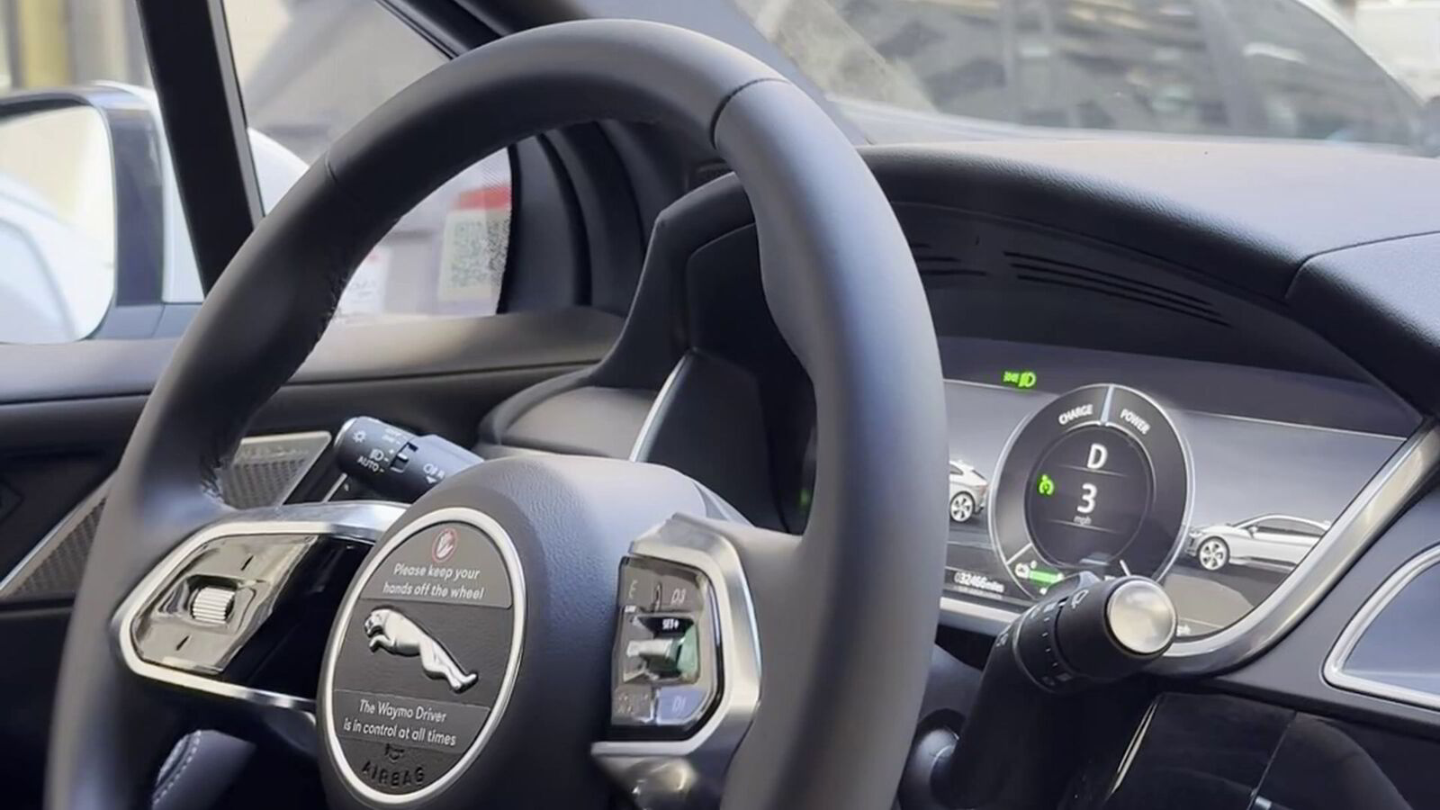 Se nøye etter. Hvem kjører denne bilen: – Jeg blir litt småfrustrert