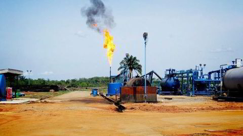 Nigerias nye president hevder statskassen er bunnskrapt. På bildet ses fakling ved et oljefelt utenfor byen Benin. I Afrika brennes gass som kunne gitt strøm til halve kontinentet. Foto: Carbon Limits