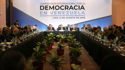 USA advarer Kina og Russland mot å støtte regimet i Venezuela under en konferanse i Lima i Peru.