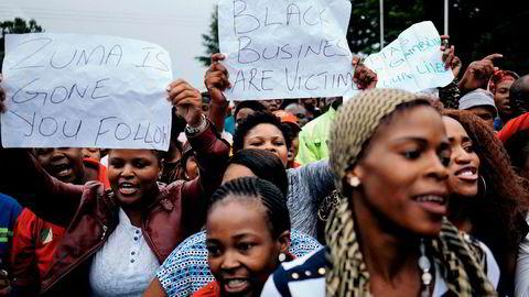 Streikende arbeidere ved kullgruven Optimum i Sør-Afrika, som eies av den kontroversielle Gupta-familien, demonstrerer mot eierne med slagord som «Zuma is gone – you follow». Gruveselskapet er nå på vei til skifteretten etter at Guptaene flyktet landet.