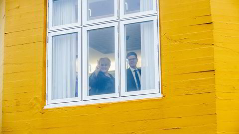 Venstres Trine Skei Grande og Terje Breivik virker optimistiske der de står i vinduet til Hotell Jeløy Radio hvor regjeringsforhandlingene startet tirsdag morgen.