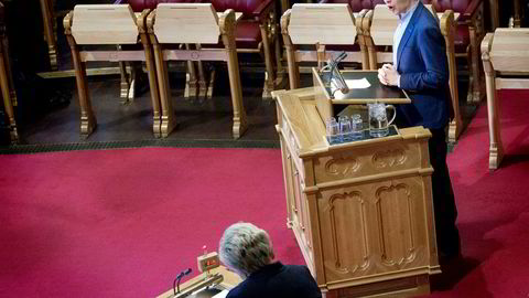Åsmund Aukrust (Ap), som her stiller spørsmål til statsminister Erna Solberg (med ryggen til) i spørretimen på Stortinget, kritiserer regjeringens klimamedling.