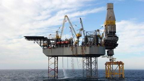 ConocoPhillips har terminert kontrakten med riggen Rowan Gorilla VI ett år før tiden. Bildet viser riggen Rowan Gorilla V i arbeid på West Franklin-feltet. Foto: Rowan Companies/NTB scanpix