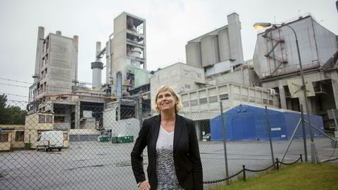 Trude Sundset leder statens karbonfangstselskap Gassnova. Her står hun foran Norcems sementfabrikk i Brevik, ett av to norske industrianlegg som inngår i regjeringens nye planer om karbonfangst.