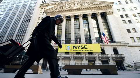 Aksjene på børsen i New York faller noe tirsdag etter en sterk start på uken mandag. AFP PHOTO / TIMOTHY A. CLARY ---