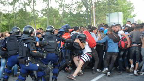 Ungarsk opprørspoliti går til aksjon mot flyktninger og migranter på grensen mot Serbia. Flere legger nå turen til landene nord i Europa gjennom Kroatia i stedet. Foto: