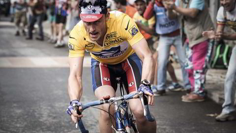 Opp og ned. Mellom 1999 og 2005 ­formelig fløy Lance Armstrong (her spilt av Ben Foster, i Stephen Frears-dramaet «The Program») opp Alpene. Fallet ble desto høyere etter dopingavsløringen. Foto: SF Norge / Filmweb