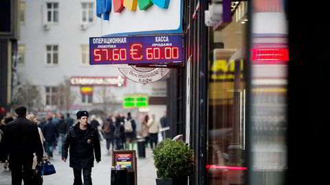 Prisene stiger, men russere flest er ikke preget av panikk. Mange småsparere er imidlertid redde for å miste sparepengene. Minnene fra rubelkrisen i 1998 er høyst levende. Her fra en vekslingsbod i Moskva. Foto: Pavel Golovkin/AP/NTB Scanpix