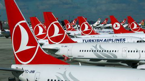 Fly fra Turkish Airlines står trygt parkert på flyplassen i Istanbul.