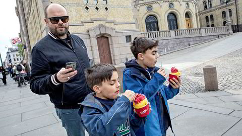 Øystein Hagelund skulle ta med nevøene Fredrik (til høyre) og Magnus Hagelund Bjørge på drømmetur til Liverpool. Nå er Premier League-kampen byttet med bytur, is og sightseeing for guttene som bor i Hamar. Onkel Øystein har mobilen klar i tilfelle SAS ringer om nye flighter.