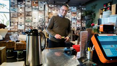 Norgessjef Jens Nes i Visa betaler fortsatt med et vanlig bankkort når han besøker en kafé i Oslo sentrum. I løpet av noen uker tror han Apple Pay er lansert i Norge – så gjenstår det bare at din bank godkjenner den nye appen for bruk til betaling i kassen.