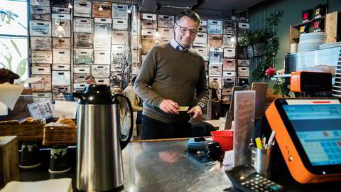 Norgessjef Jens Nes i Visa betaler fortsatt med et vanlig bankkort når han besøker en kafé i Oslo sentrum. I løpet av noen uker tror han Apple Pay er lansert i Norge – så gjenstår det bare at din bank godkjenner den nye appen for bruk til betaling i kassen.