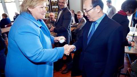 Statsminister Erna Solberg møtte Kinas ambassadør i Norge, Zhao Jun, i Troms i 2013, under åpningen av verdens nordligste visningssenter for havbruk. Foto: Terje Mortensen/NTB Scanpix