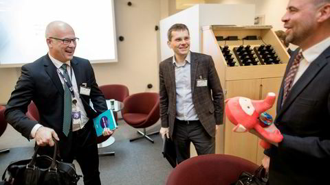 Arbeiderpartiets mediepolitiske talsmann, Arild Grande (til høyre) fikk Fantorangen-bamse i gave fra NRK-sjef Thor Gjermund Eriksen (til venstre) da han kom på jobb igjen etter foreldrepermisjon. I midten står fagsjef for næringspolitikk i Mediebedriftenes Landsforening, Bjørn Wisted.