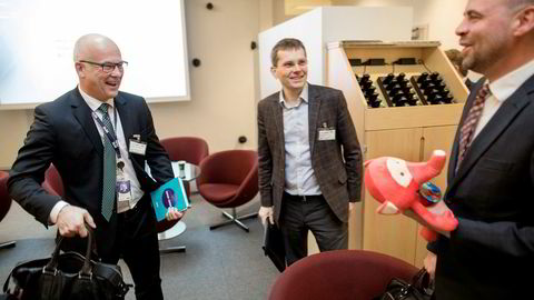 Arbeiderpartiets mediepolitiske talsmann, Arild Grande (til høyre) fikk Fantorangen-bamse i gave fra NRK-sjef Thor Gjermund Eriksen (til venstre) da han kom på jobb igjen etter foreldrepermisjon. I midten står fagsjef for næringspolitikk i Mediebedriftenes Landsforening, Bjørn Wisted.