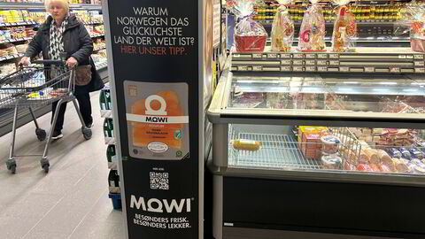 Er årsaken til at nordmenn er så lykkelige at vi spiser oppdrettslaks fra Mowi? Her selskapets stand på en av butikkene i Edeka-kjeden i Nord-Tyskland.