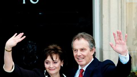 I stedet for å komme opp med et troverdig alternativ, valgte politikere på sentrum-venstresiden å slutte seg fullt og helt til den nye ordningen. Clintons New Democrats og Tony Blairs New Labour ble heiagjeng for globaliseringen. Her Storbritannias tidligere statsminister Tony Blair med konen Cherie.