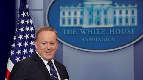 Pressetalsmann Sean Spicer ankommer en daglig pressekonferanse i Det hvite hus.