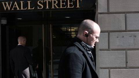 Folk er travle utenfor New York Stock Exchange (NYSE) på Wall Street i New York, USA. Foto: Spencer Platt/Getty Images/