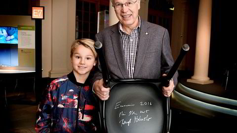 Finske Bengt Holmström, årets mottaker av Nobels minnepris i økonomi, etter den tradisjonelle stolsigneringsseremonien ved Nobelmuseet i Stockholm. Slektningen Boris Isberg til venstre.