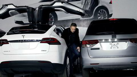 Tesla-sjef Elon Musk på vei ut av en Model X i Fremont, California.