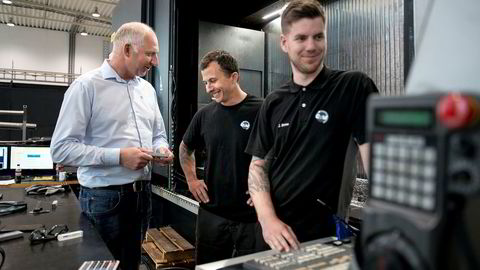 Tor Ole Talgø (til venstre), gründer av maskineringsbedriften GMV på Forus, har gått fra full krise til boom på to år. Her er han sammen med cnc-operatørene Håvard Jonassen og Johnny Stene (til høyre)
