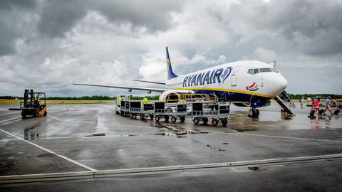 Ryanair truer med trekke seg ut av Norge. Her er et av selskapets fly ved Rygge lufthavn i Østfold. Foto: Thomas Haugersveen