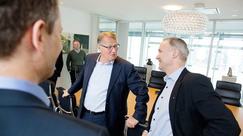Konserndirektør Geir Isaksen (til høyre) i NSB og konsernsjef Rune Bjerke i DNB signerte avtalen som betyr at togkundene kan betale med Vipps når de kjøper billett. Foto: