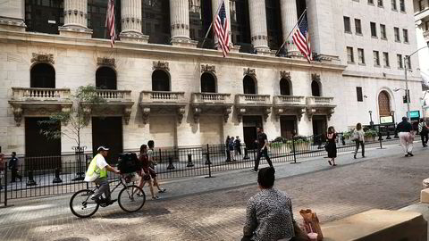 Forbipasserende foran New York Stock Exchange på Wall Street, USA. Foto: Spencer Platt/Getty Images/