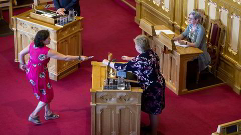 Statsminister Erna Solberg fikk problemer med halsen da hun skulle svare på et spørsmål fra Aps Trond Giske. Høyre-representant Bente Stein Mathisen ilte til med pastiller. Foto: