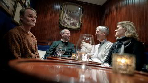 De blir enige over en lettøl på Steamen pub. DNs rentepanel råder Norges Bank til å holde renten uendret. Fra venstre: Knut Røed, Ragnar Torvik, Steinar Holden og Hilde Bjørnland.