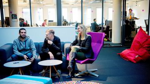 Dataingeniør Manolis Platakis (fra venstre), prosjektleder Fredrik Holm og direktør for kundeopplevelser Kristine Hofer Næss i Microsoft ser frem mot å flytte til nye lokaler i Bjørvika.
