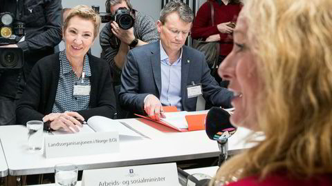 Leder Egil André Aas (i midten) i LO Stat sier de krever reallønnsvekst til alle. Her er Aas sammen med Peggy Hessen Følsvik og arbeids- og sosialminister Anniken Hauglie (H)(th) under forhandlingene om ny offentlig tjenestepensjon.