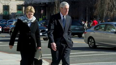 De første bildene av spesialetterforsker Robert Mueller, etter at jobben hans nå er over. Her med konen Ann, etter søndagens gudstjeneste i St. John's Episcopal Church, rett over gaten fra Det hvite hus i Washington.