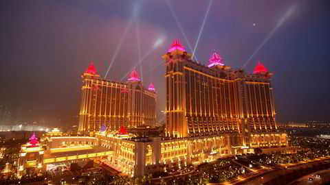 KASINO: Et godt opplyst kasino Galaxy Macau. Men nå svikter inntektene. Foto: Vincent Yu/AP Photo/NTB scanpix