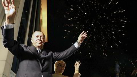 Tyrkia er dypt splittet etter at president Tayyip Erdogan sikret makten for nye fem år. Her feirer han seieren med sin kone Ermine Erdogan.