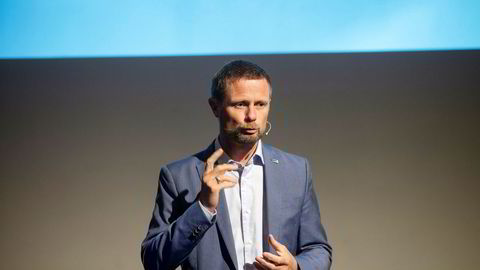 Helseminister Bent Høie forventer at Babcock bidrar til en løsning.