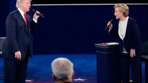 Presidentkandidatene Donald Trump og Hillary Clinton tok hverandre ikke i hånden før valgkampens andre debatt-duell. Foto: Jim Young/Reuters/NTBScanpix