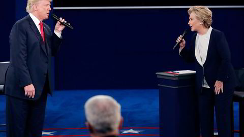 Presidentkandidatene Donald Trump og Hillary Clinton tok hverandre ikke i hånden før valgkampens andre debatt-duell. Foto: Jim Young/Reuters/NTBScanpix