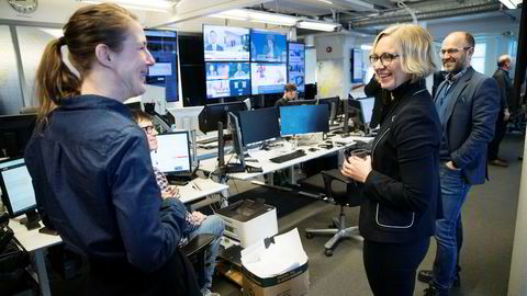Sarah Sørheim (i midten) er ansatt som nyhetsredaktør i NTB. Hun kommer fra jobben som kulturredaktør i Aftenposten. Her ønskes hun velkommen til redaksjonen av NTBs sjefredaktør Mads Yngve Storvik (til høyre) og journalistene Helle Høiness og Frode Kvam.